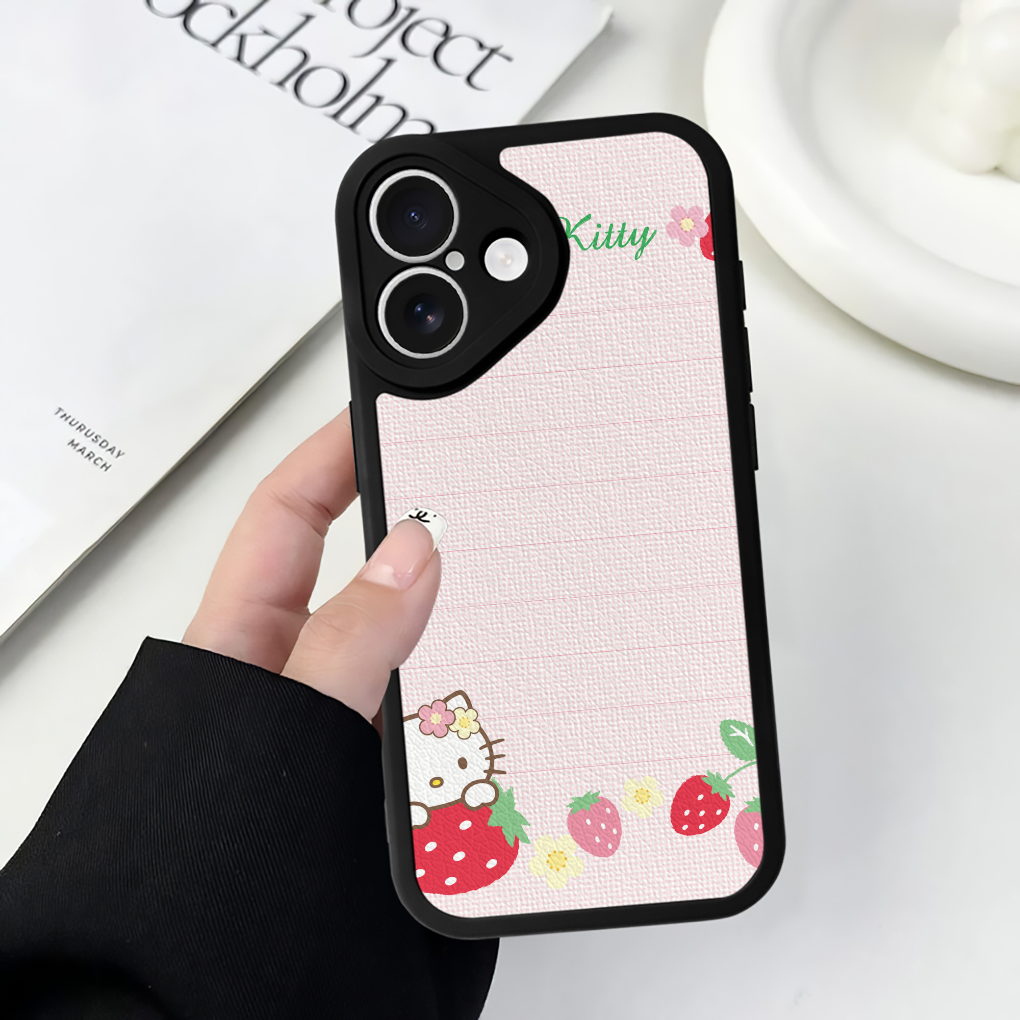 （画像用） Hello Kitty ハローキティ 【iPhone 16シリーズ対応】シリコンスマホケース（レザー調） 材質：シリコン